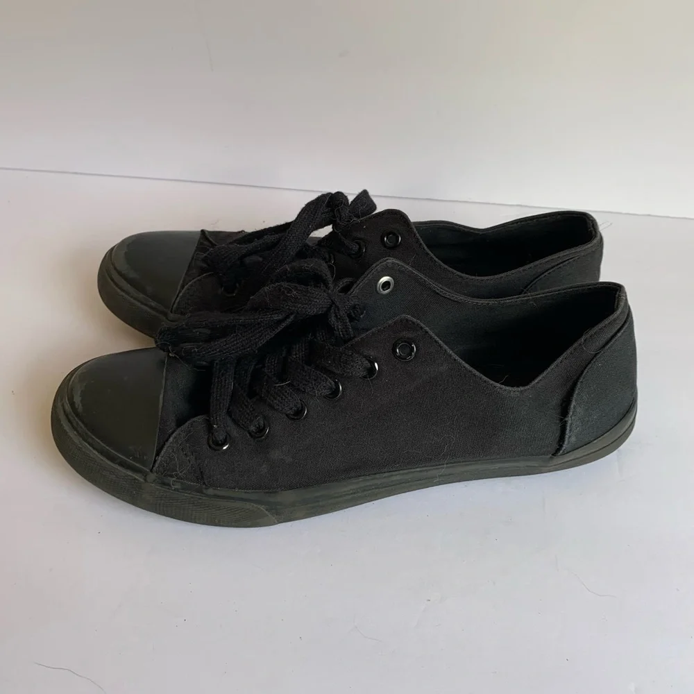 Mossimo black sneakers size 9